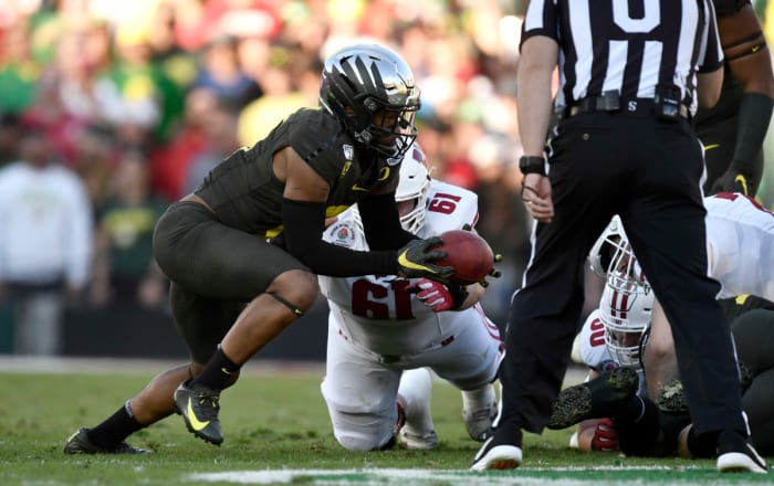 Deommodore Lenoir recovers a fumble in the second quarter against the Wisconsin Badgers in the 2020 Rose Bowl in Pasadena, California.